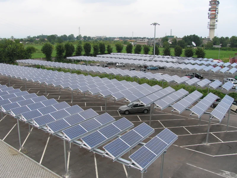 parcheggio-con-pannelli-solari